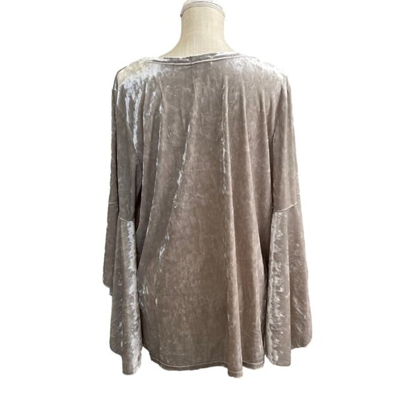 Women's Pebble and Stone Velvet V-neck Top with Bell Sleeves. Size 1X - Picture 2 of 6